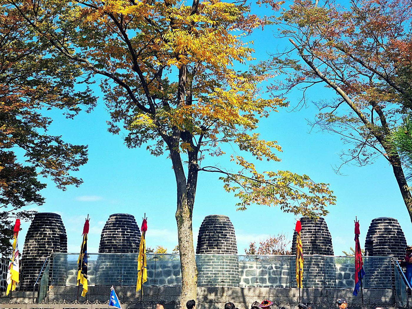 봉수대와 노란 나무